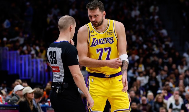 意昂体育入口-遭遇严防！东契奇27投11中&amp;三分13中3 空砍32+11+8&amp;正负值-17