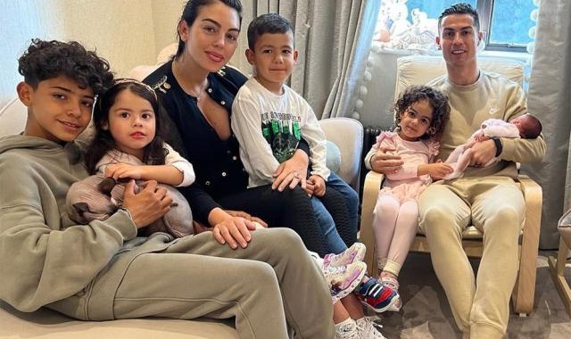 C罗儿子去世女王来信 骨灰与C罗父亲的保存在家中